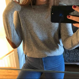  - Snygg grå tröja med lappar på armbågarna, från Forever21. Väldigt skön men säljs pga ingen användning. Köparen står för frakt. 