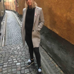  - Säljer denna galet fina kappa från Zara pga att den har blivit för liten för mig. Kappan är i fint skick och nypris för den är 1300kr💓