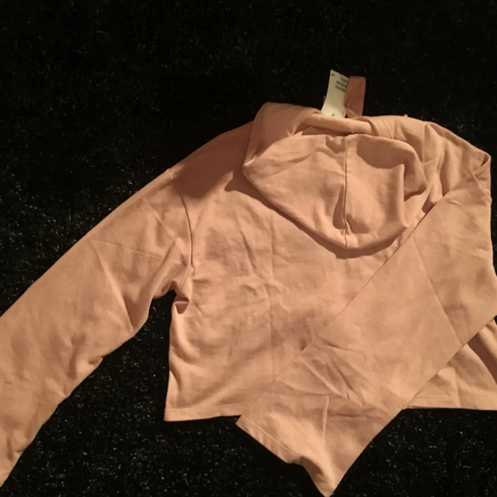 H&M light pink crop sweater with hood | Never used, still with original tag | Meet ups in Sthlm/ post fee not included ✨. Hoodies.