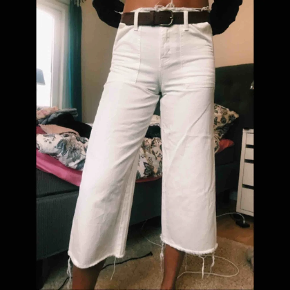 Vita högmidjade jeans köpta i USA. Dragkedja + knapp som lås. Man behöver inte tänka på trosval för de lyser INTE igenom! Magnifikt! Om du vill ha mer information finns jag alltid tillgänglig.:). Jeans & Byxor.