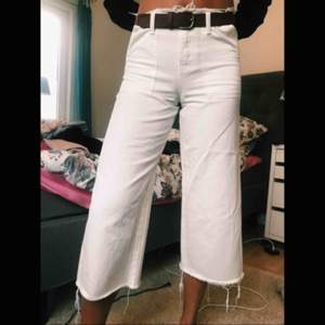 Vita högmidjade jeans köpta i USA. Dragkedja + knapp som lås. Man behöver inte tänka på trosval för de lyser INTE igenom! Magnifikt! Om du vill ha mer information finns jag alltid tillgänglig.:)