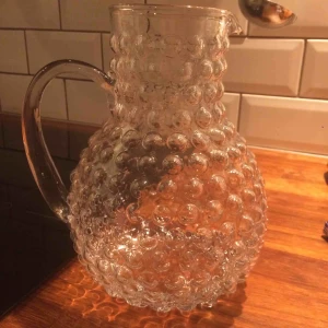  - Supertrendig bubblig kanna ”Flora” från Mio, nypris 199 kr. 🌸 Sparsamt använd! Hel och fin. Normalstor. Se https://www.mio.se/p/flora-kanna/M1718373 för mer info. 