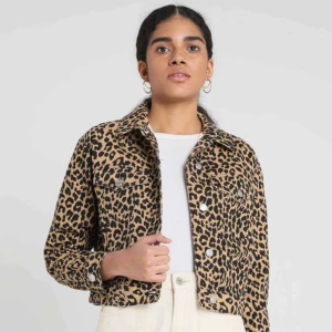  - Jeansjacka i leopardmönster. Inköpt i höstas men aldrig använd. 