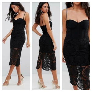  - Ny festklänning med tags från Forever Unique. Strl 1- 36-38 /Small. Nypris 2200 kr Säljs för 1400 kr frakt ingår i priset. Priset kan diskuteras vid snabb affär. Lys som en stjärna i denna underbara klänning denna jul och nyår. Säljer den med stor sorg då den är för liten på mig. Denna stilrena, eleganta och sexiga spetsklänning kommer att förgylla vilken tillställning du än väljer besöka. Påminner om Dolce & Gabanna och är så fin i verkligheten.  Klänningen är: Strl: 1-UK 8-10 Svensk 36-38 /Small Figursydd silhuett /Bodycon Dold dragkedja baktill Slits i bak Justerbara axelband  Korett top med lätt vadderade kupor Kort underkjol under spetskjolen Material: 90% Ramie, 9% Nylon, 1% Spandex Färg: svart Handtvätt  Modellen på bilderna är en brittisk 8 / EU 36  och är 168cm lång. Hämtas utav köparen i Södertälje centrum /Skickas frakten ingår i priset. Har Swish. Titta gärna på mina andra annonser. 10% av det jag säljer ger jag till välgörenhet genom targetaid.com, skickar screenshot med donationen 😊