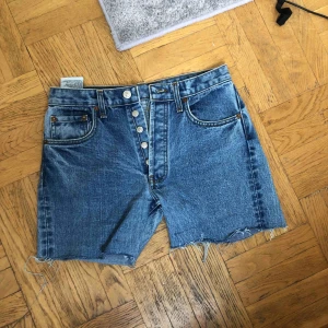  - Levis 501 jeansshorts. Lite ljusare i färgen än vad bilderna visar. Köparen betalar frakt 