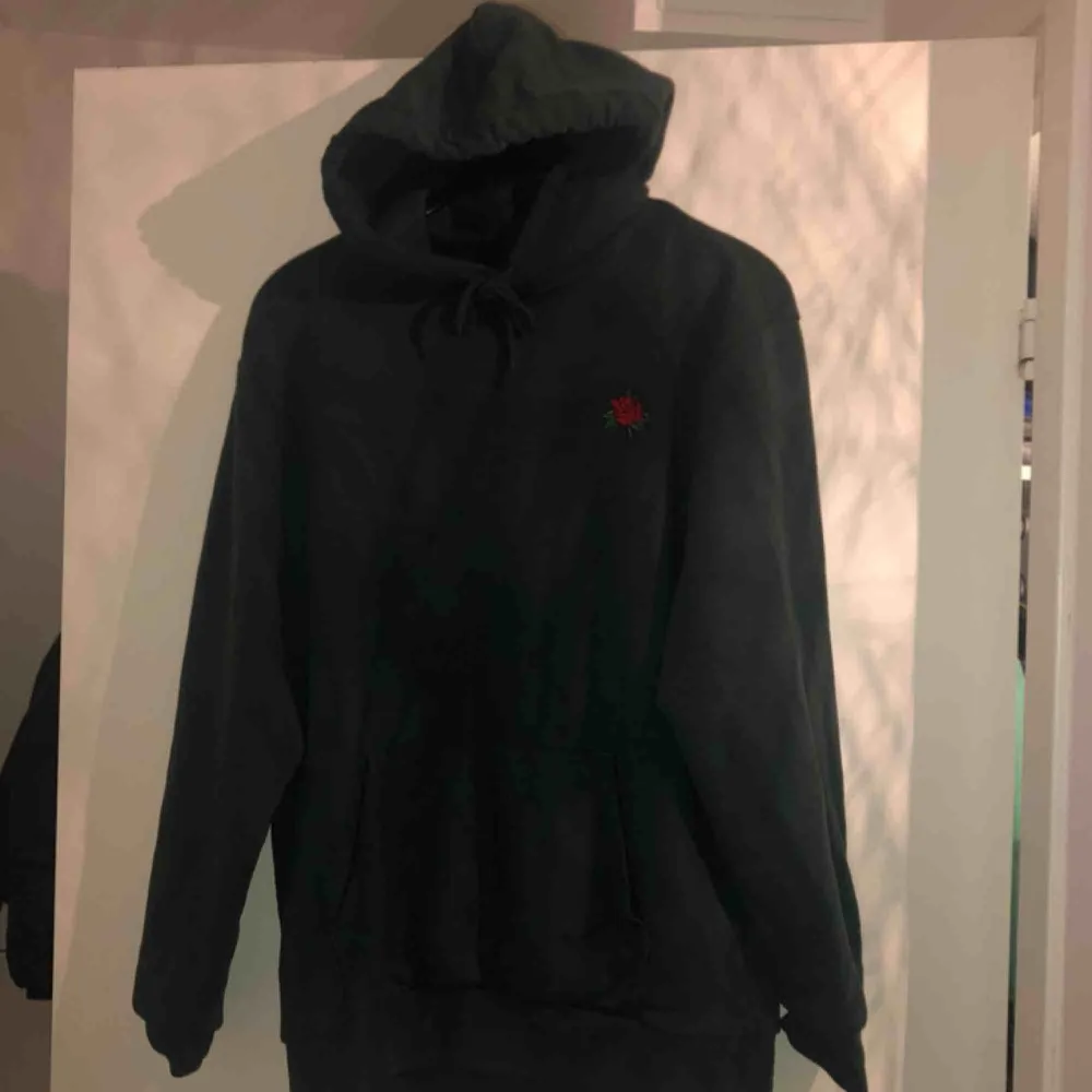 Mörkgrön hoodie med en ros på, storlek M från h&M, 70 + frakt 🌸. Hoodies.