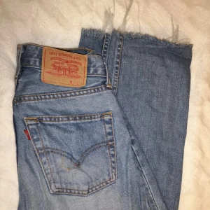  - Mom jeans av märket Levis :) snygga, lite frassliga vid vaderna och skitsnygga. Har blivit för fet för dem bara haha, så skickar vidare dem. Finns i Karlstad annars blir frakt ca 50 kr 