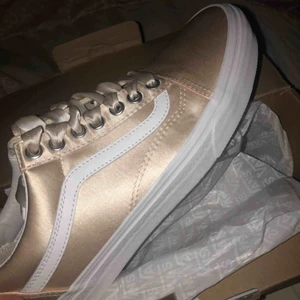  - Snygga helt oanvända vans!! Fel storlek för mig dock❤️ frakten står köparen för💋