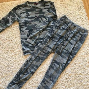  - Säljer ett madlady sett i militär mönster. Köpte för 299kr men säljer för 120, frakt 25kr  så allt som allt 140kr