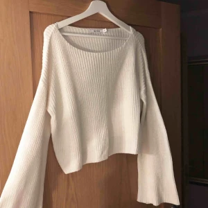  - Jättefin vit stickad tröja med trumpetärmar som inte kommer till användning. Har endast använts 2-3 ggr och är därför i väldigt gott skick. Frakt ingår i priset! 🐆🐆⭐️