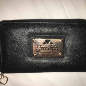  - Fin plånbok i bra skick/kvalitet (12x8cm) köptes för ca 2 år sedan och använt få gånger. Har dock lite repor på märket. Köpare står för frakt 