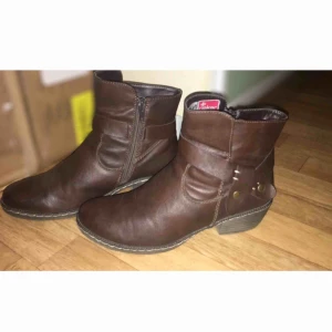  - Snygga och varma boots som är sparsamt använda under en väldigt kort tid, de är i nyskick! Frakten ligger på 100kr. Kontakta mig om du vill ha fler bilder eller undrar över något, betalning sker via swish om det önskas ❤️