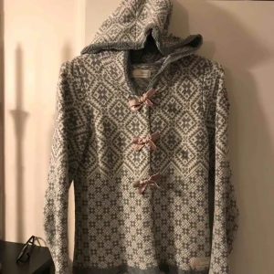  - Fin kofta med luva och urgulliga rosetter. Använd några gånger, inga avvikelser utan bra skick. Storlek 0 vilket motsvarar XS. Nypris 1795kr, mitt pris 350kr. 