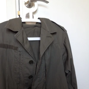mörkgrön jacka inköpt i Paris, några fläckar längst ner på ärmen men syns inte upprullat:) - mörkgrön jacka inköpt i Paris, några fläckar längst ner på ärmen men syns inte upprullat:)
