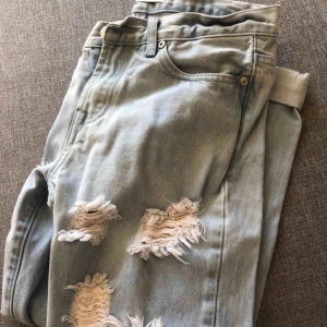  - Boyfriendjeans som användts 1 gång eftersom dom e för små
