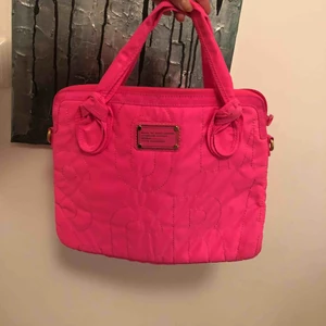  - Använd endast 1 gång då jag inte haft behov utav den. Nypris 1000kr  Passar en 13 tum