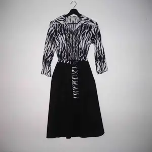 Underbar djurisk klänning från 60/70-talet i polyester från mormors garderob. Dragkedja i sidan, knälång med ett avtagbart band i midjan