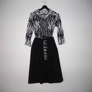  - Underbar djurisk klänning från 60/70-talet i polyester från mormors garderob. Dragkedja i sidan, knälång med ett avtagbart band i midjan