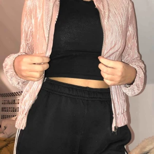  - En gammelrosa kofta med dragkedja från Zara. Bra skick! 