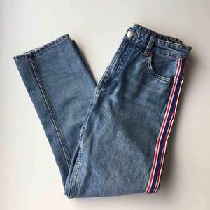 Coola jeans från Monki, nypris 300 kr! Är lite slitna i kanterna, se bild 2, men annars i perfekt skick! Sista bilden är lånad från Monkis hemsida. Frakt: 58 kr.