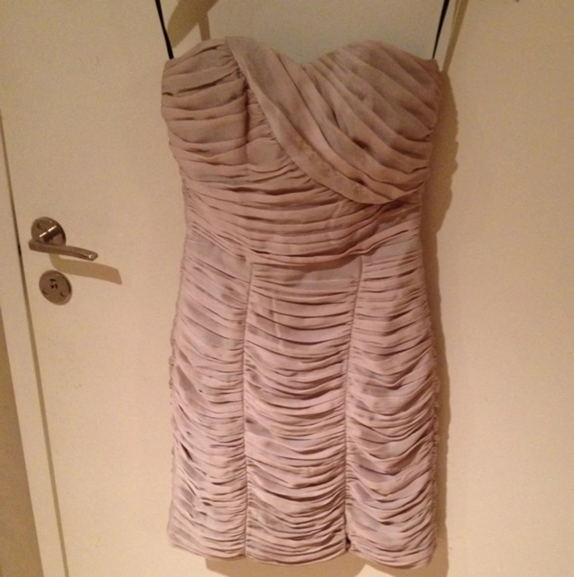 Klänning från H&M. Litet "hål" längst ner till höger i sömmen som lätt kan sys igen - 1394643061