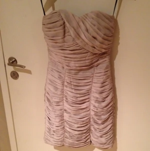 Klänning från H&M. Litet "hål" längst ner till höger i sömmen som lätt kan sys igen - Klänning från H&M. Litet "hål" längst ner till höger i sömmen som lätt kan sys igen