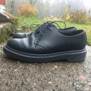  - DrMartens i unik färg. Har du blå kläder till förstärks det blåa intrycket och bär du grönt förstärks de. Köpta för ca 8årsen, MYCKET sparsamt använda (se sulan) har ej kunnat göra mig av med dom pga så snygg färg, men kul om de kommer till anv! ink frakt