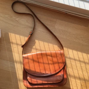  - fin axelremsväska jag köpte i vintageaffär i paris! har två större fack och ett mindre fack längst fram. har några slitningar o fläckar men tycker personligen att det bara gör den charmig, kan skicka fler bilder om det önskas. 57 kr frakt 💚