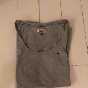  - Grå T-shirt från Tommy Hilfiger använd 3 gånger har inga skador eller fläckar