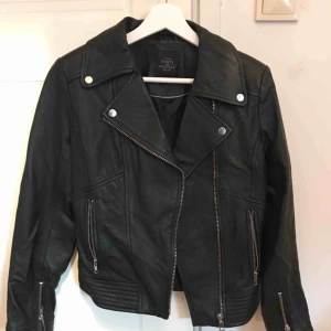  - En jättefin oanvänd äkta läderjacka. Dessvärre för stor för mig. Är i gott skick. Möter gärna upp i Stockholm. Ord pris 600, mitt pris 450