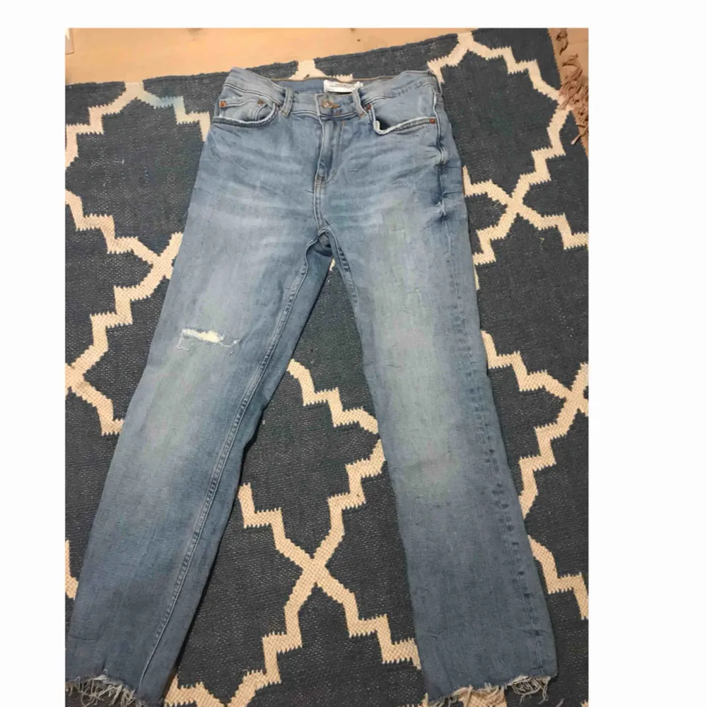 Ett par jeans från zara! Nyinköpta för nån månad sen men tyvärr fel storlek. Modell - kick flare. Jeans & Byxor.