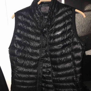  - Enkel, svart väst som kan matchas med mycket! Använd få gånger.