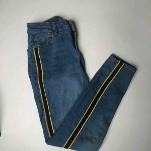  - Ett par snygga skinny jeans från Zara. Sidorevär som är gul och svart. Fem fickor. Knäppning fram med dragkedja och metallknapp. Köpte dem för en månad sedan och använt 3 gånger. Köpte dem för 349kr. Är förstora för mig. Frakt ingår i priset 📩😍 