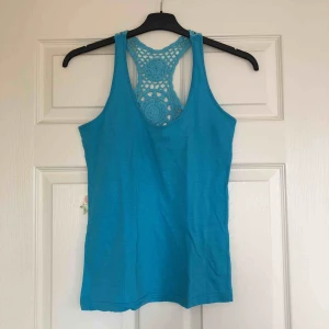  - Blått linne med fina dekorativ baktill. Oanvänd. Frakt 19 kr🌿