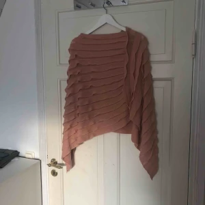  - Höst fin poncho från pieces nypris 300kr säljer för 150kr använd endast 3 gånger. Vid frakt så står köparen för frakten 