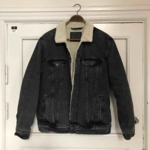  - Fodrad jeansjacka från Levis - Sherpa - Trevligt använt skick. Large på lappen men sitter som medium. Kan hämtas i Uppsala eller skickas mot fraktkostnad 