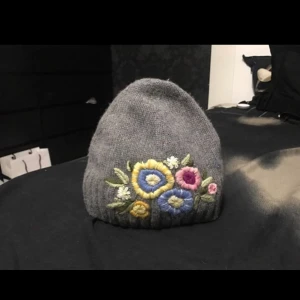  - Mössa,90%wool 10%cashmere, Kan mötas upp vid t-centralen eller Odenplan, Kan skicka via post, 18kr på frakt.  