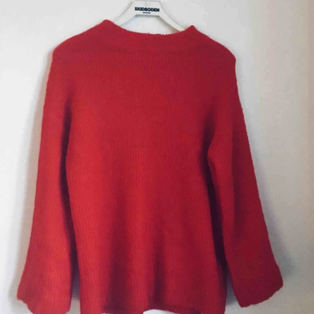 Röd stickad tröja med vida armag i väldigt fint skick. Endast använd 2 gånger men tyvärr passar jag inte i rött. Sååå himla fin och mjuk, värmer perfekt nu i kylan. ❤️🍂. Tröjor & Koftor.