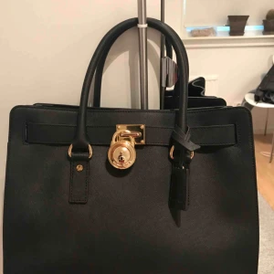  - Säljer min fina Michael kors väska! Använd 1-2 gånger, som helt ny i skicket. 