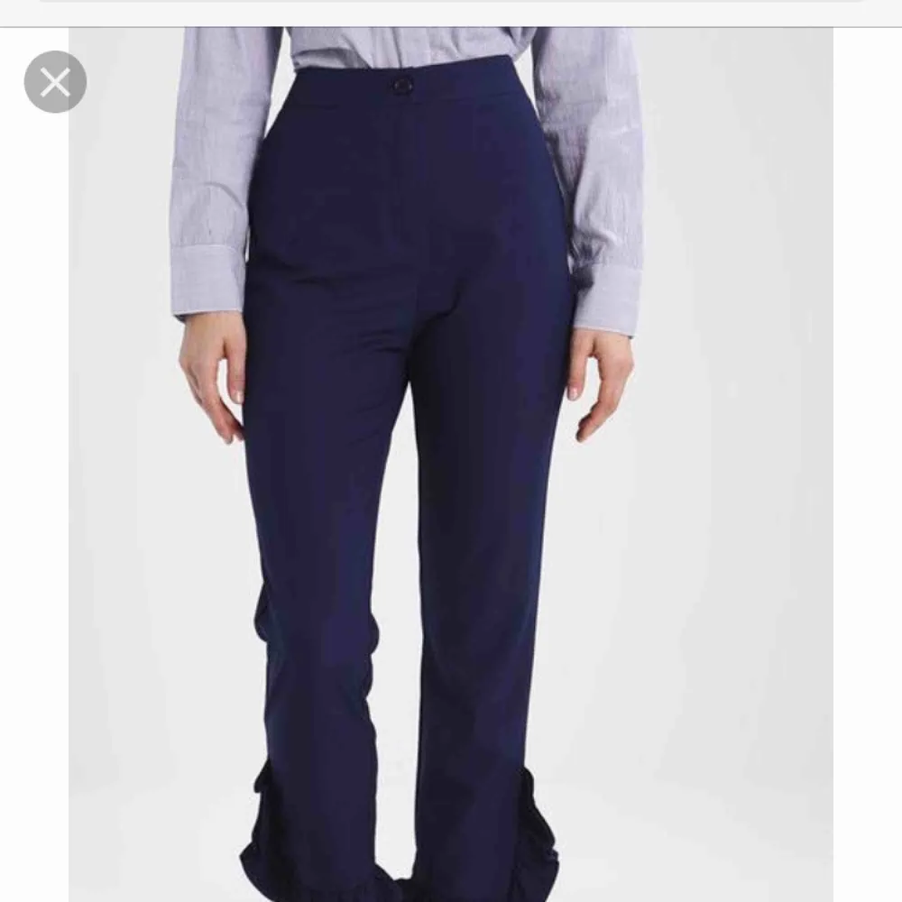 mörkblå/navy byxor med hög midja och volang nertill - ett riktigt kap! nyskick, aldrig använda av mig. Jeans & Byxor.