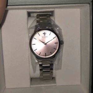  - Oanvänd morris klocka med plastet och lappen kvar på. 