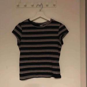  - Randig tröja från H&M. Storlek M men skulle säga att de är en S. Använd ett fåtal gånger.  Vid frakt är det köparen som står för fraktkostnaden 