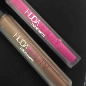  - 2 st ”läppstift” från Huda Beauty (Liquid matte) aldrig använda, bara swipade på hand nu. 60 kr st eller 100kr för båda. Namn: Video star (den ”lila”) & Flirte (den ”bruna”) Pris KAN diskuteras vid snabb affär!