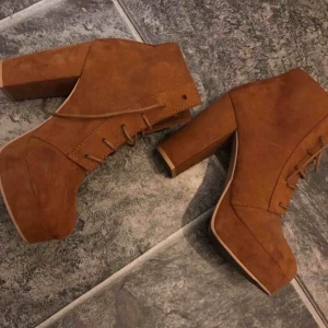  - Skor som använts 1 gång. Enkla att gå i för att vara så pass höga, rostbruna i mocka imitation. 