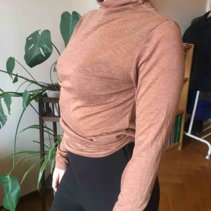  - bomullströja med liten polokrage. sällan använd men lite nopprig i materialet, tycker personligen inte att det gör något!