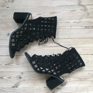  - Oanvända klackar i strl 38 från Forever 21. Knytning fram så väldigt lätta att komma i. Ett kap :)   Kan mötas upp i centrala Sthlm eller skicka - köparen betalar frakt. 