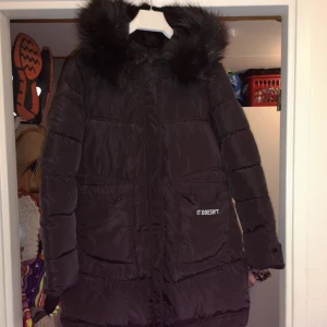  - Alldeles ny vinterjacka i st 48/50 svart me Sailor tryck på ryggen. Lång med svart päls. Djur finns i hemmet, rökfritt. 