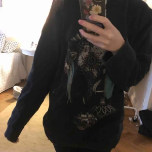  - Jätte mysig Oversized tröja. Väldigt mjuk och kan lätt användas med svarta byxor och ett par snygga boots. Tröjan har ett mönster framtill. Skriv gärna egna priser hur mycket ni skulle vilja ge 😍
