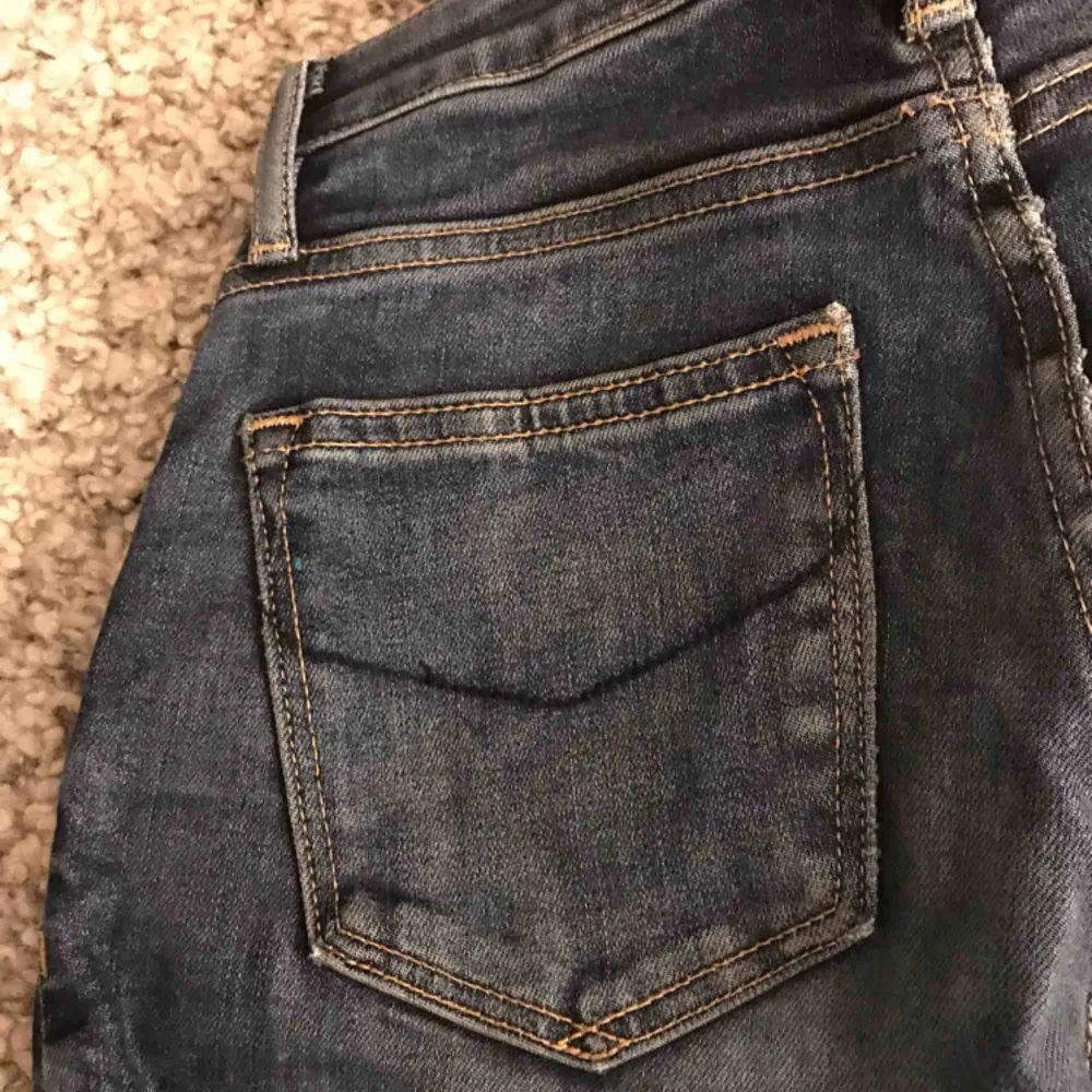 Säljer dessa bootcut jeans från crocker i strl W-25 L-33 (XS-S) , nypris 799kr, mitt pris - 250kr💖💖. Jeans & Byxor.