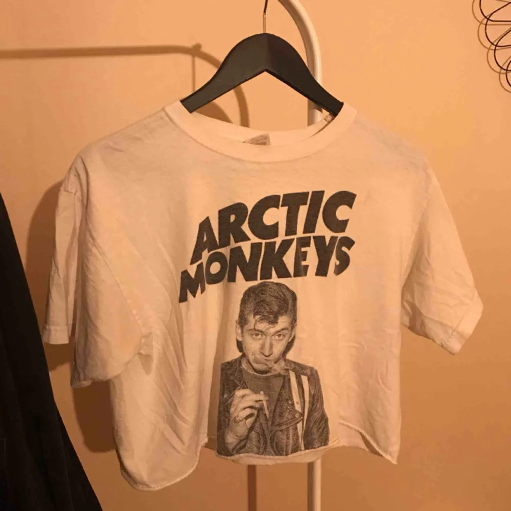 En oversize och croppad Arctic Monkeys t-shirt med Alex på! Frakten tillkommer på 21kr om den ska skickas! . T-shirts.